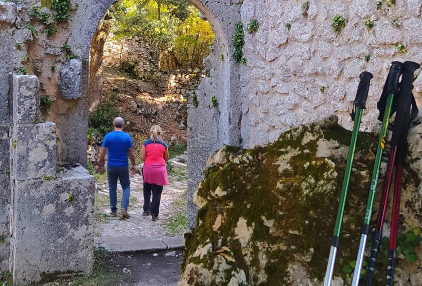 Excursion to the ruins of the medieval abbey of Monte Sacro between history and unspoiled nature